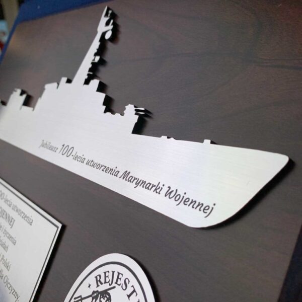 Grawerunek na aluminiowym statku