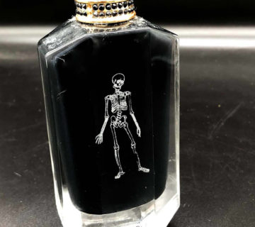 Gravur auf einer Glasparfümflasche