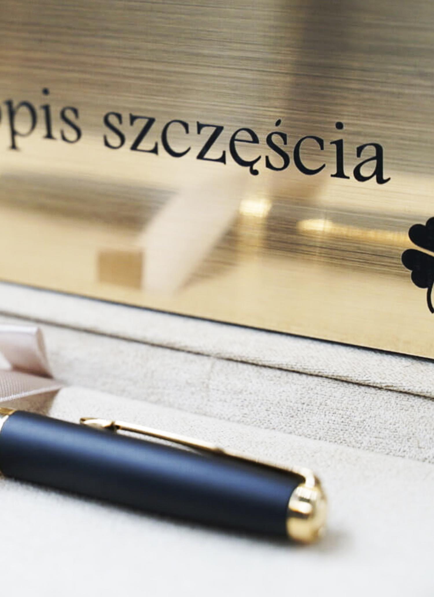 Grawer na metalowej tabliczce