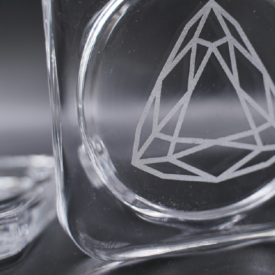 Grawerunek na szklanym elemencie