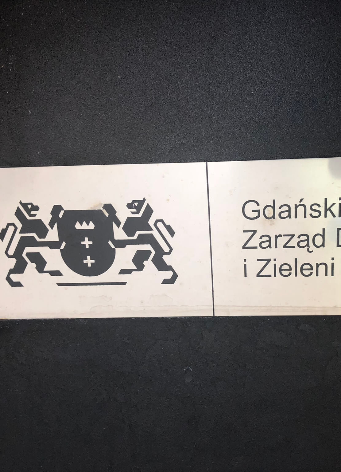 Grawer na metalowych elementach