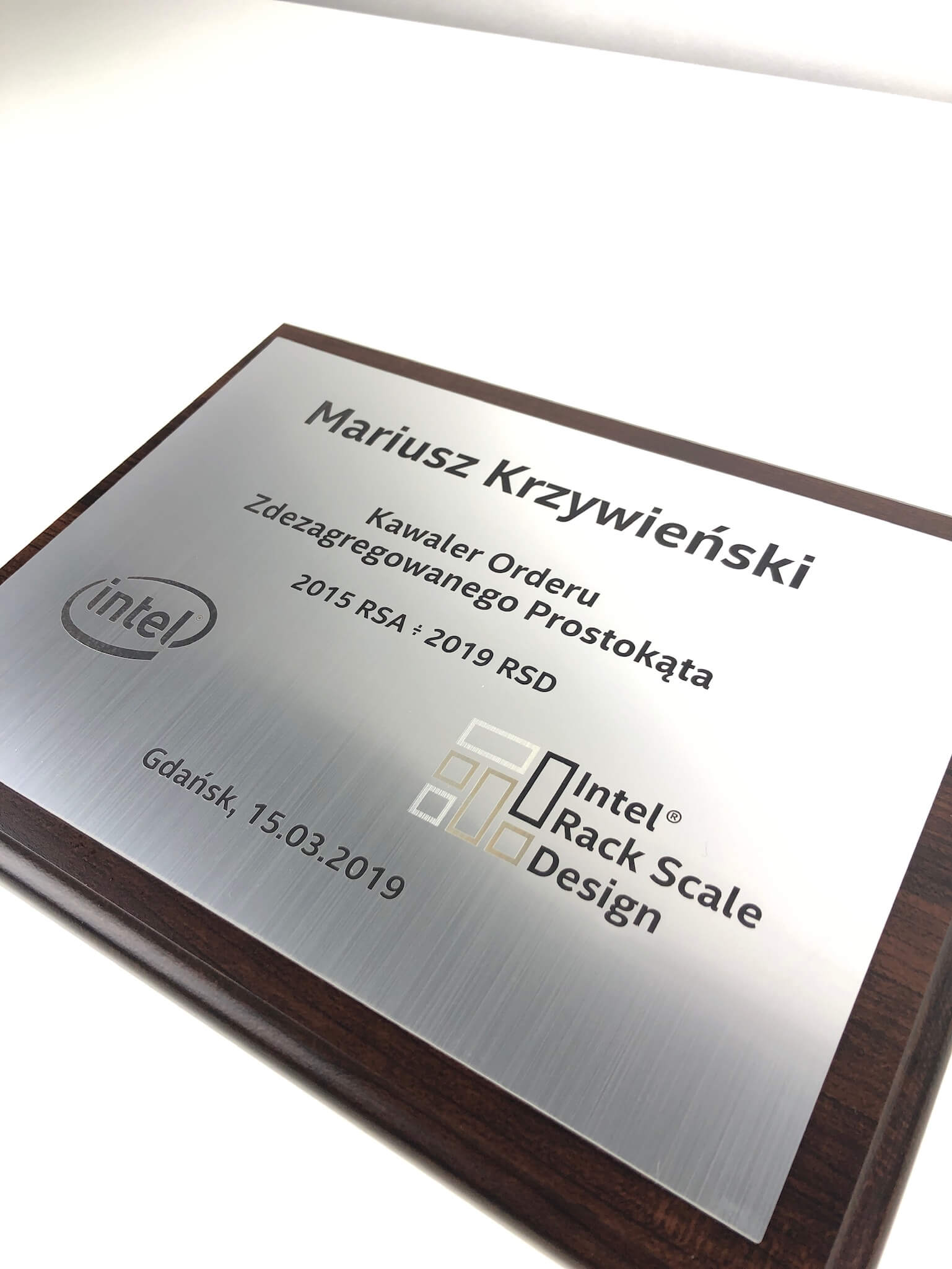 Grawer na metalowych elementach