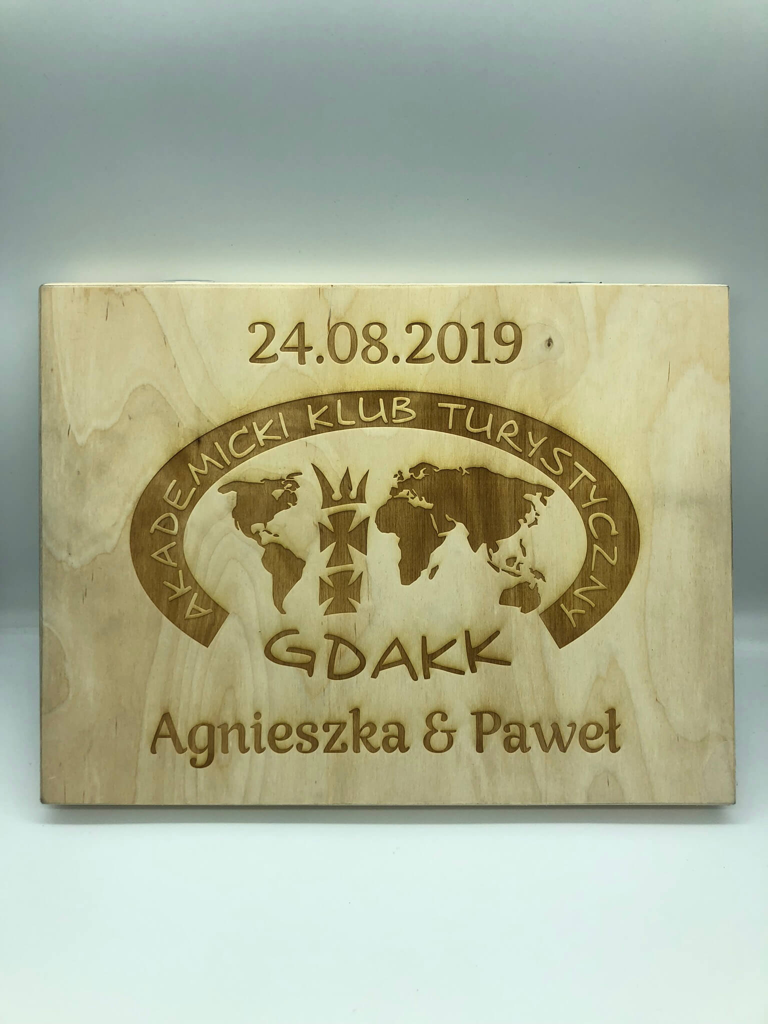 Grawer na drewnianej skrzyneczce