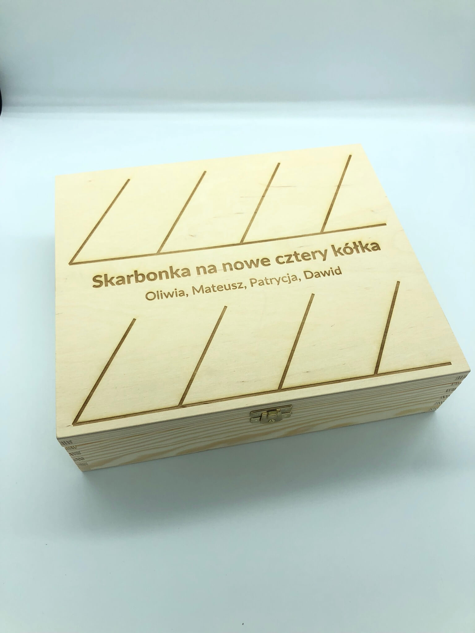 Grawer na drewnianej skrzyneczce