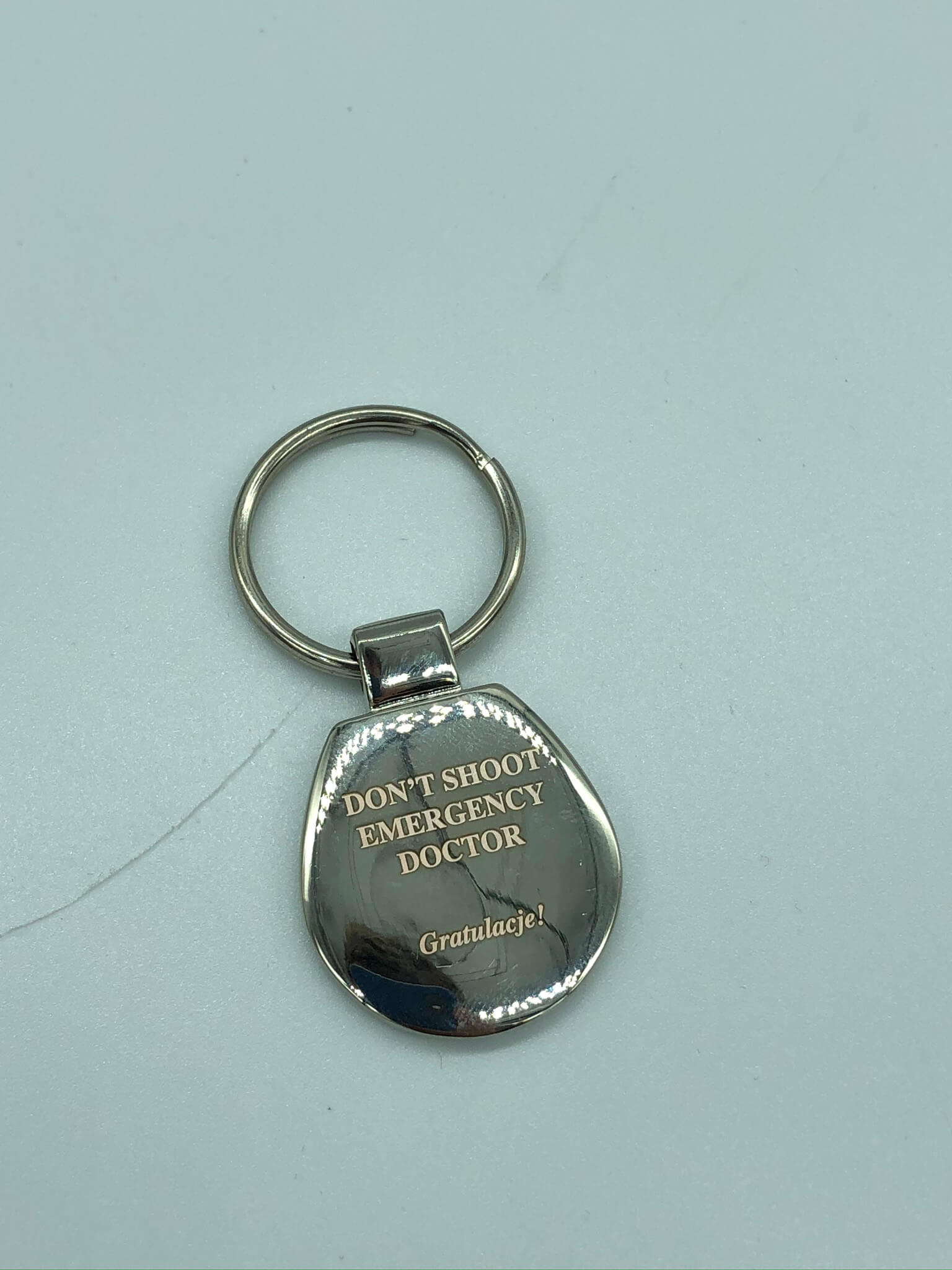 Grawerunek na metalowej zawieszce