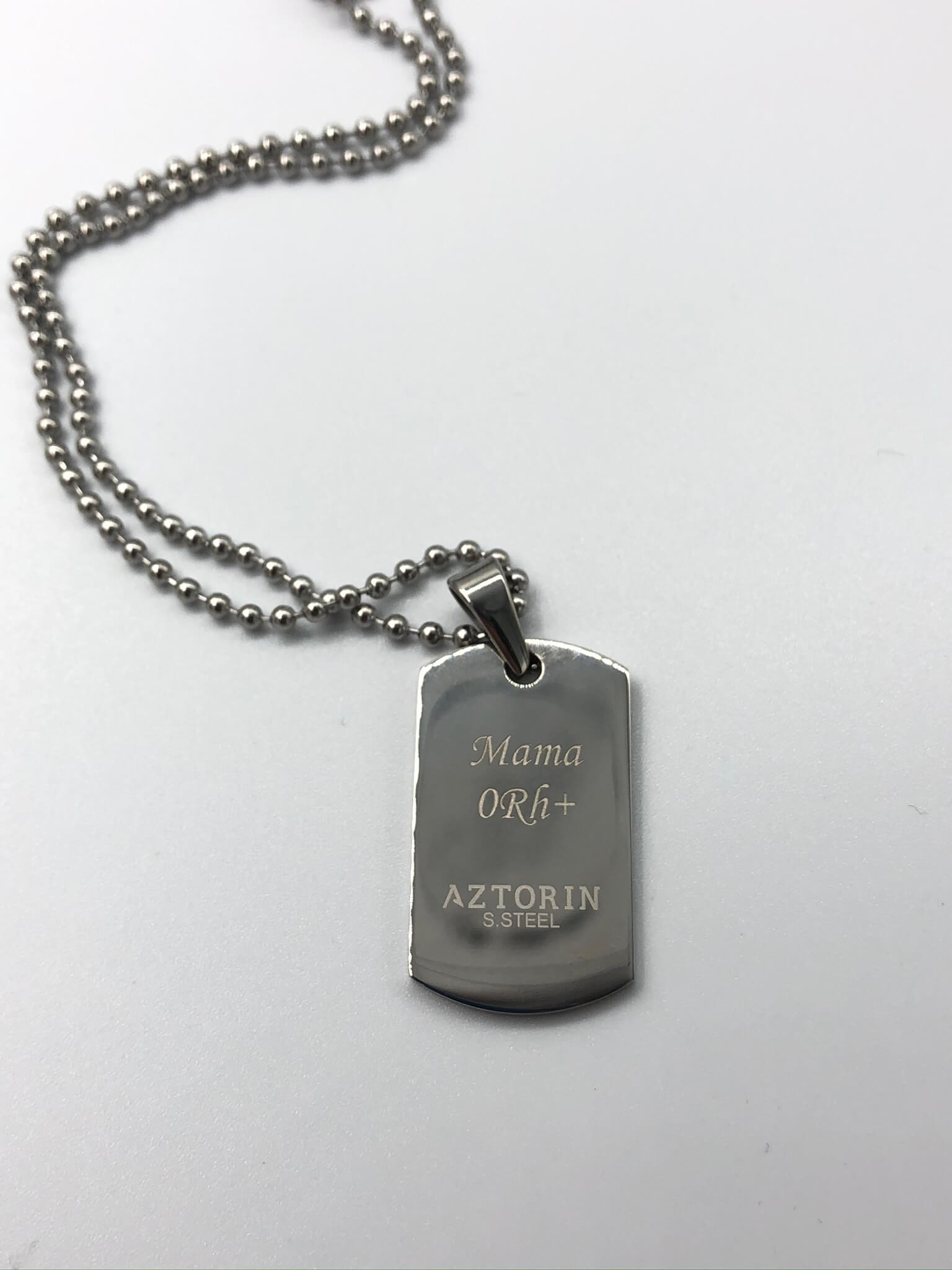 Grawer na metalowym nieśmiertelniku