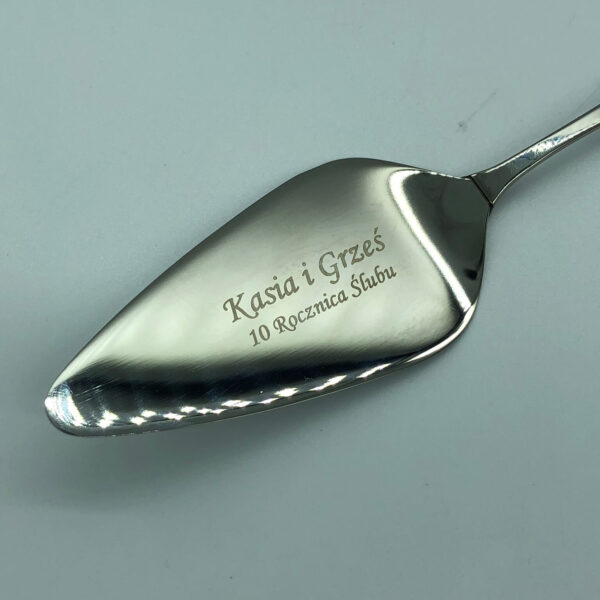 Grawer na metalowej łyżeczce