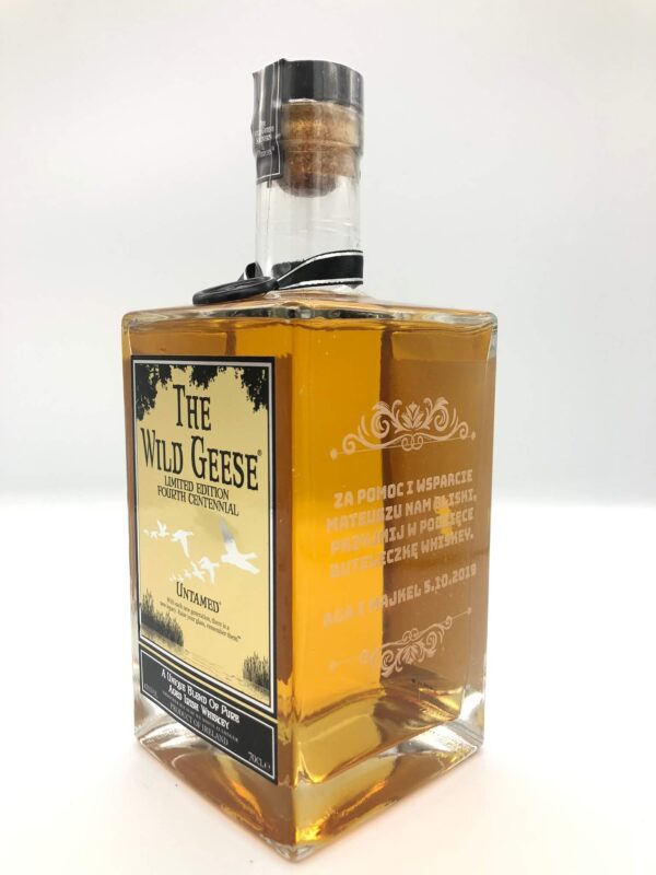 Grawerunek na butelce od whiskey