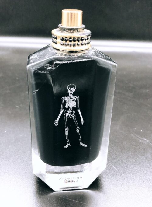 Grawerunek na buteleczce od perfumu