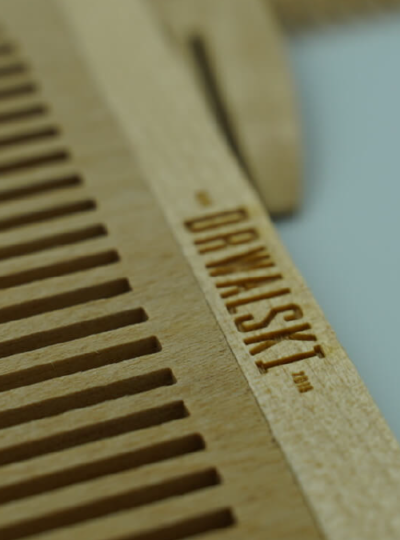 Grawerunek na drewnianym elemencie