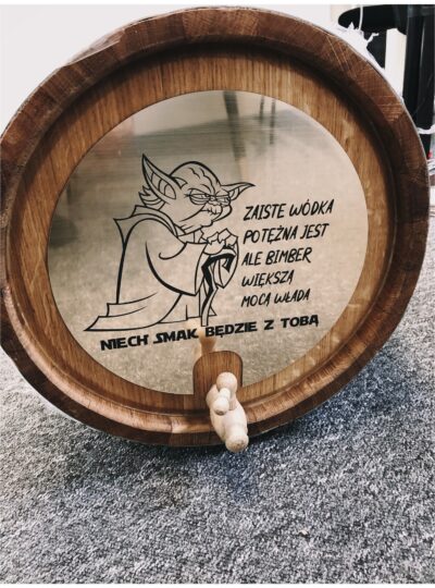 Grawer na drewnianej beczce