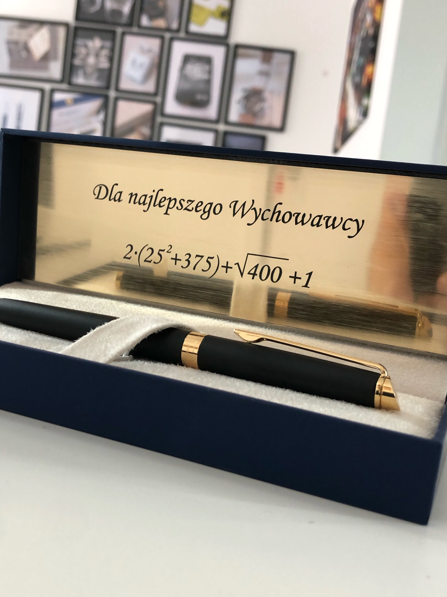 Grawer na laminacie ozdabiającym pudełko długopisu