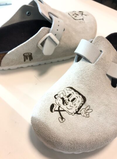 Grawer na drewnianych butach